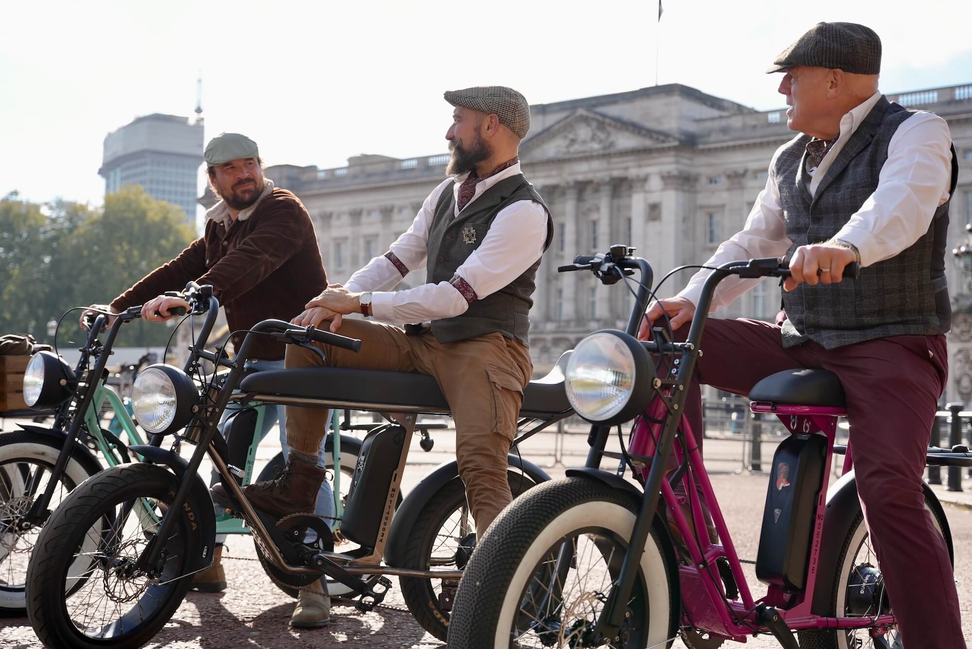 Electric bike tour of London with Tally Ho in front of Buckingham Palace