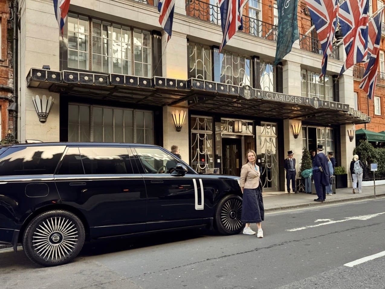A Range Rover and Blue Badge guide in front of Claridge’s Hotel in London